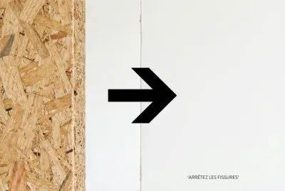 Comparaison entre OSB brut et mur enduit parfait pour éviter les fissures.