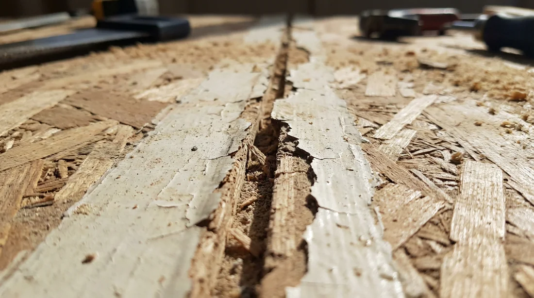 Zoom sur une fissure de dilatation à la jonction de deux plaques d'OSB.