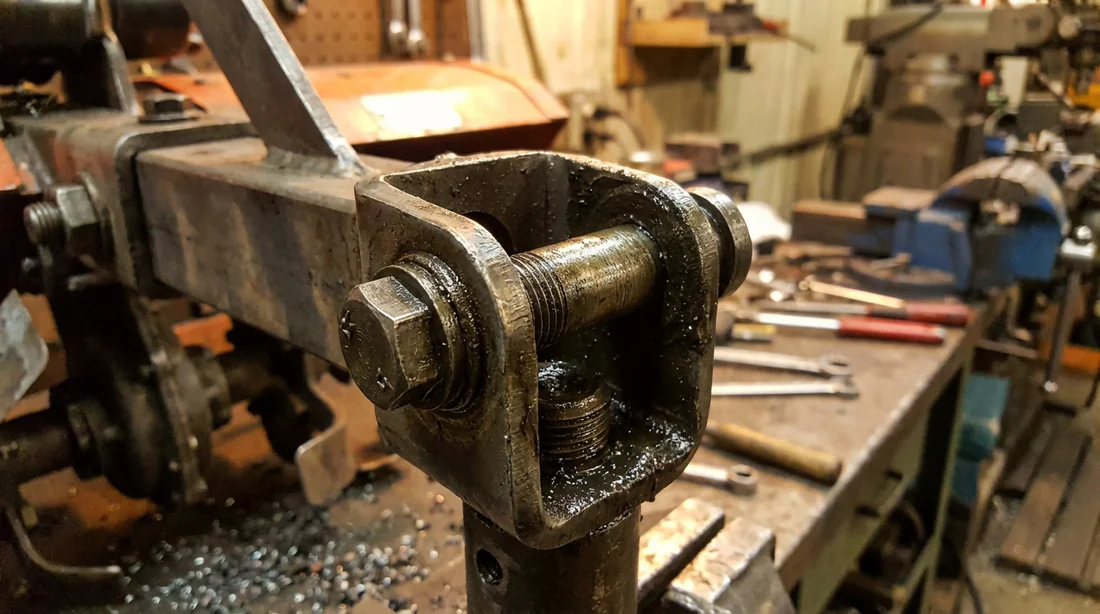 Système de fixation et de réglage de hauteur pour outil de motoculteur