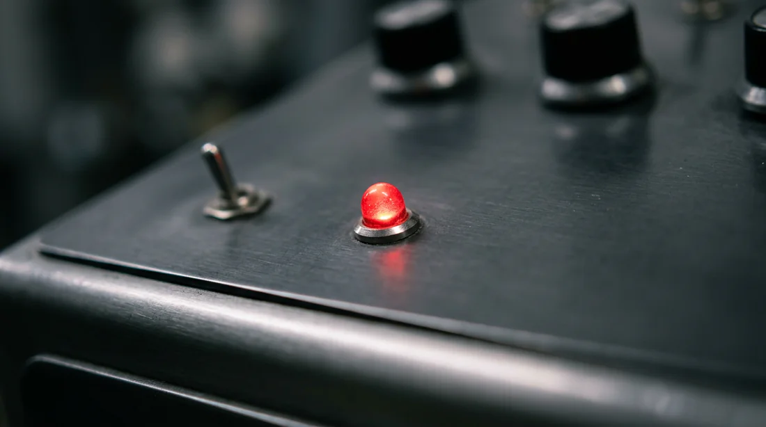 Filtre de VMC encrassé par la poussière provoquant l'alerte rouge.