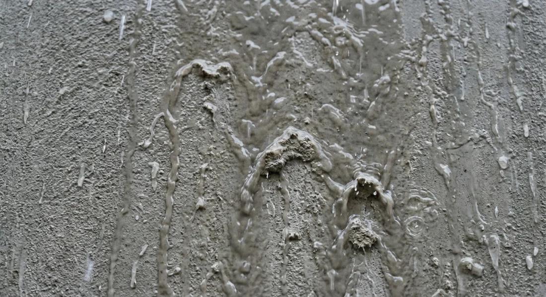 Impact de la pluie sur un crépi de façade fraîchement posé